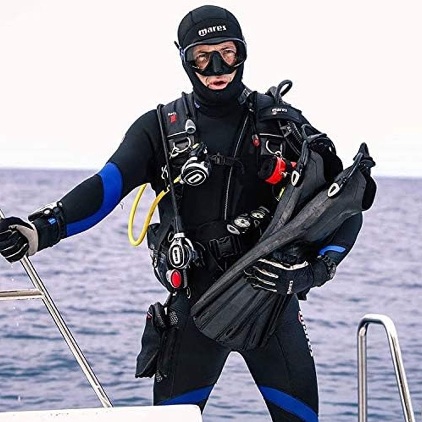 Mares Unisex Adults Avanti Quattro + Diving Fins - Durable Efficient Versatile Open-Heel Scuba Fins with Four-Channel Design & Bungee Strap, Black, Regular