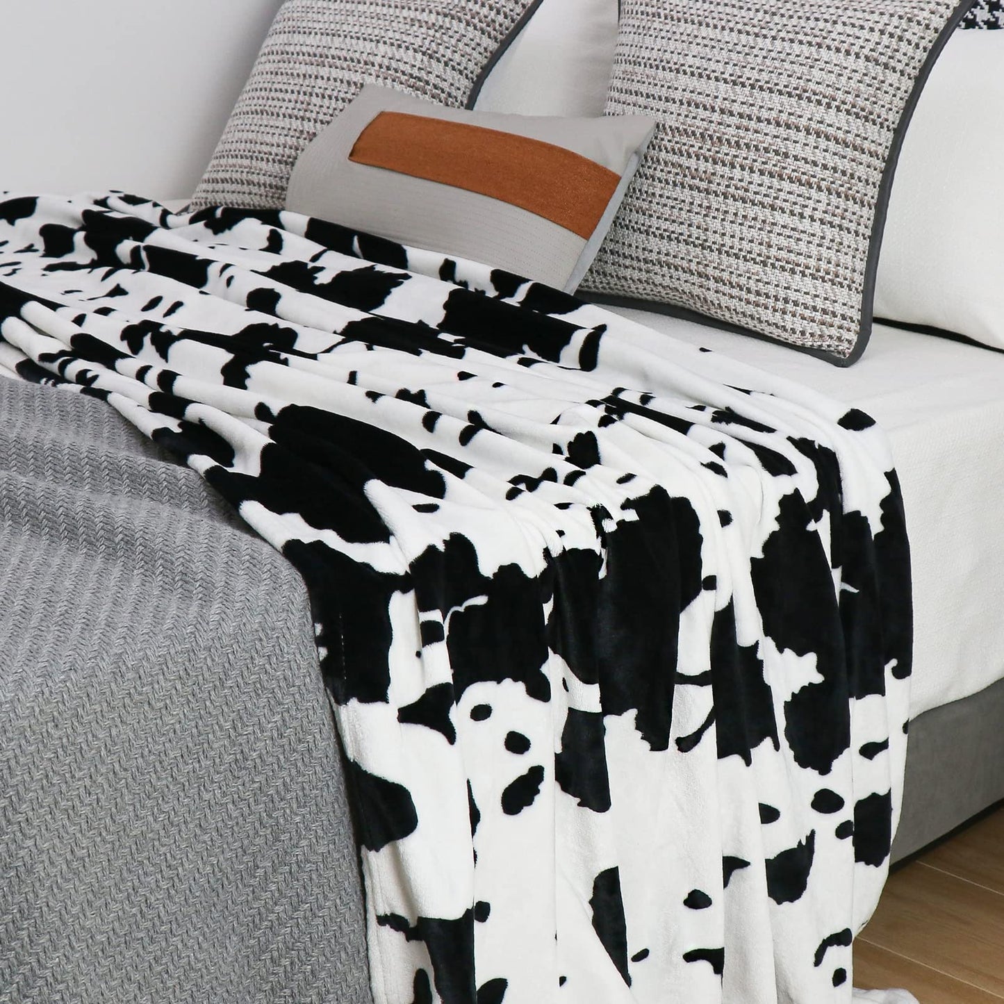 KIVEE Fleece Blankets King Size Cow Print Blanket for Bed Couch, Soft Cozy Fuzzy Large Blanket, Luxury King Size Cow Throw Blankets 108x90 Inches