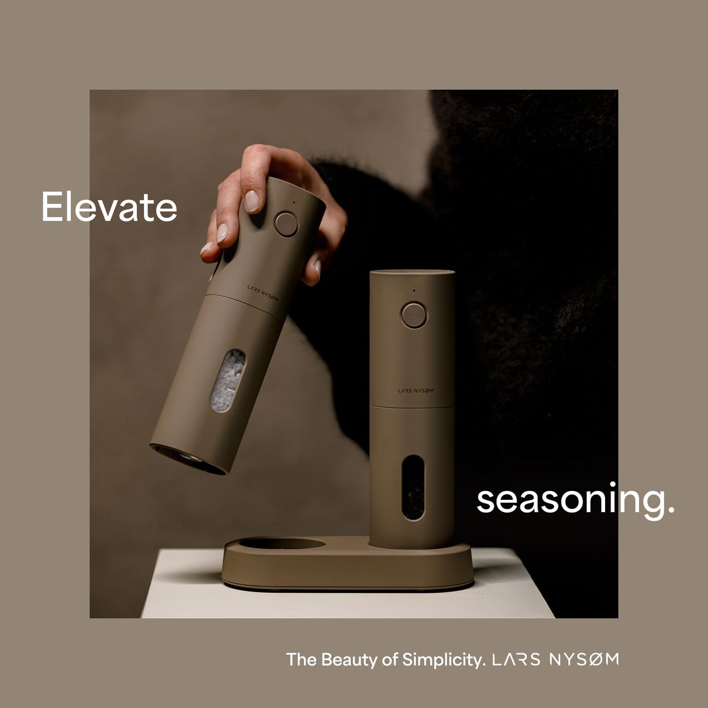 LARS NYSØM Electric Salt and Pepper Grinder Set I Automatic Salt and Pepper Mills with Adjustable Ceramic Grinder I USB Rechargeable Electric Spice Mill Set (Carbon Black)