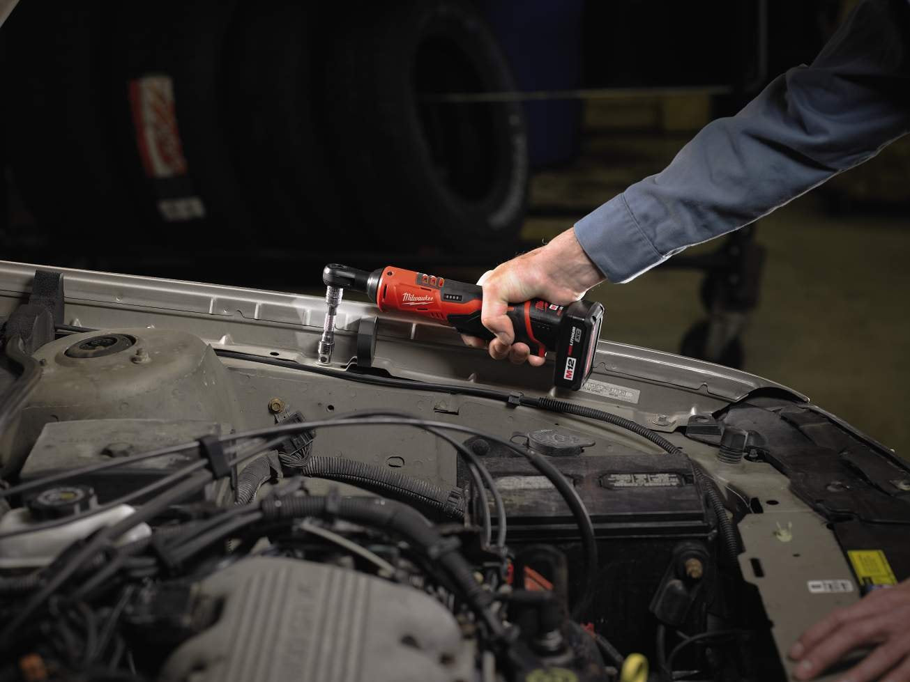 Milwaukee 2457-21 3/8-in Cordless M12 Lithium-Ion Ratchet Kit