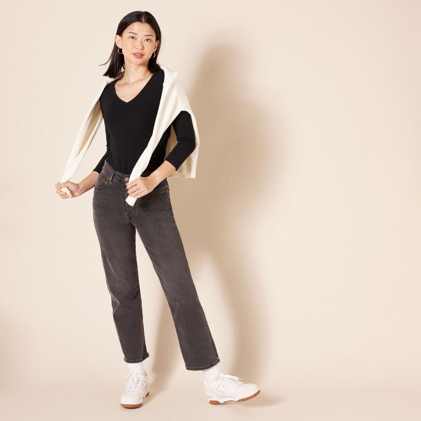 Amazon Essentials Women's Regular-Fit 3/4 Sleeve V-Neck T-Shirt (Available in Plus Size), Black, Large