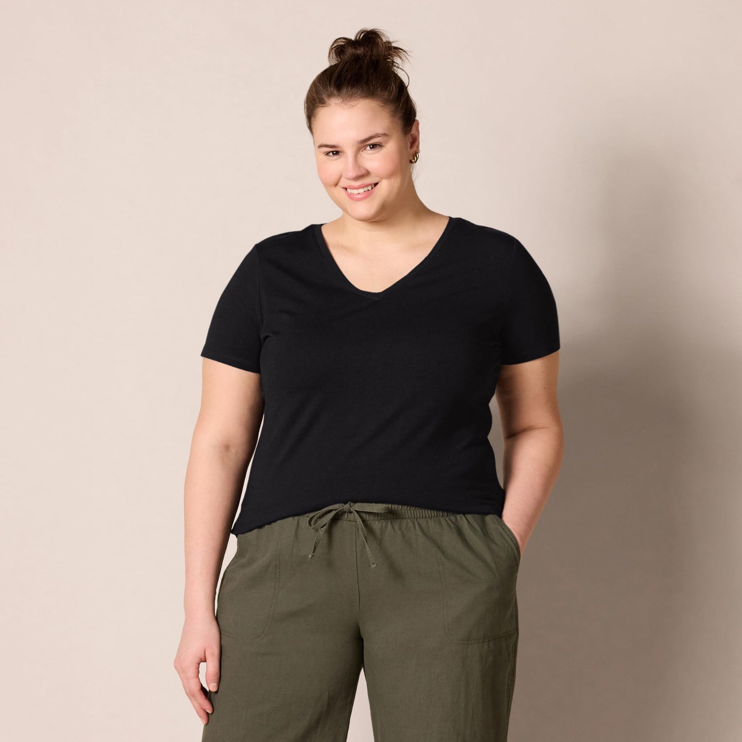 Amazon Essentials Women's Regular-Fit Short-Sleeve V-Neck T-Shirt, Pack of 2, Black/White, X-Small