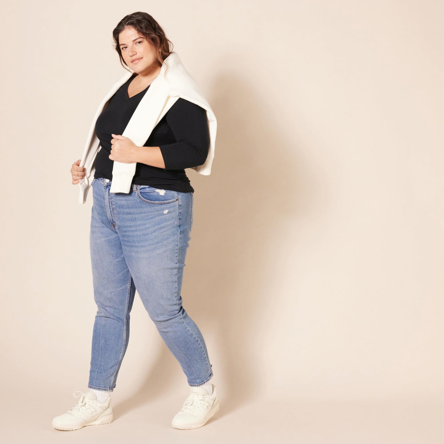 Amazon Essentials Women's Regular-Fit 3/4 Sleeve V-Neck T-Shirt (Available in Plus Size), Black, Large