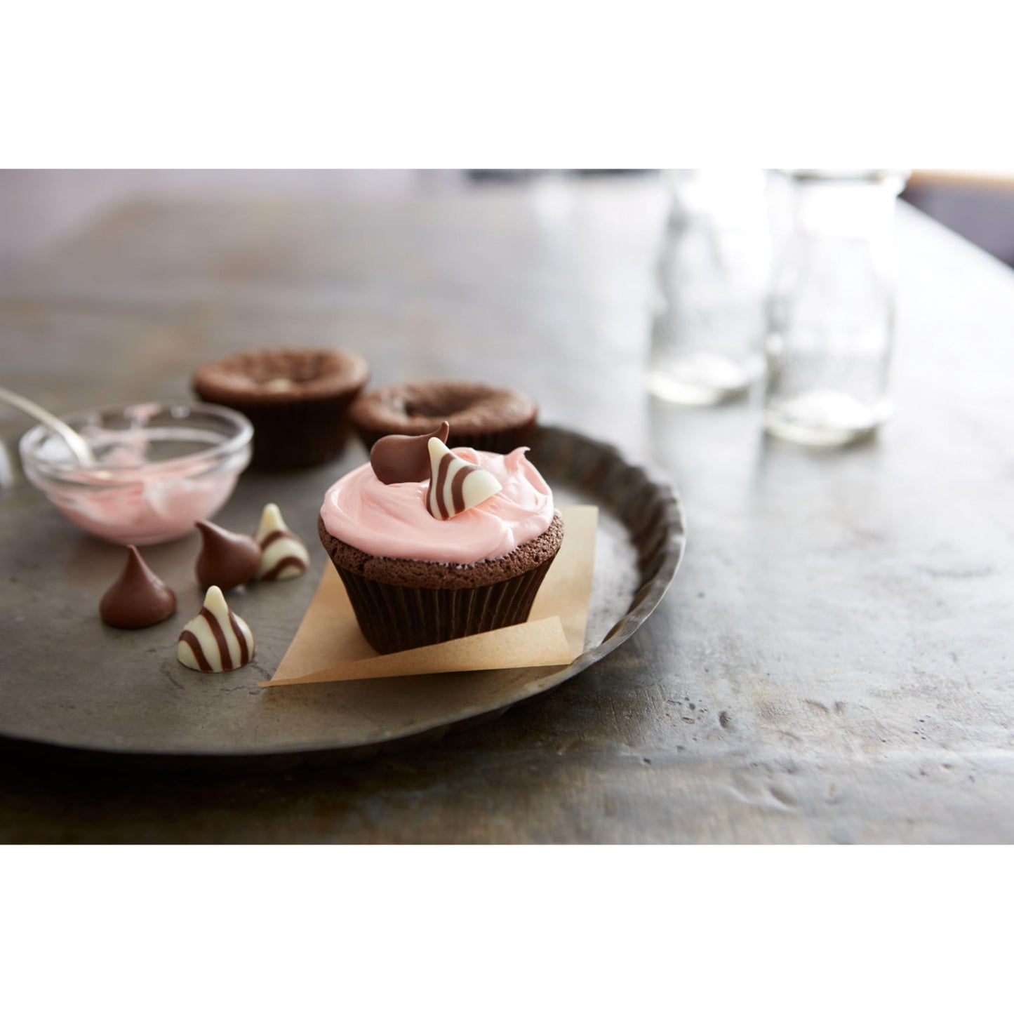 HERSHEY'S HUGS & KISSES Milk Chocolate and White Creme Candy Family Pack, 15.6 oz