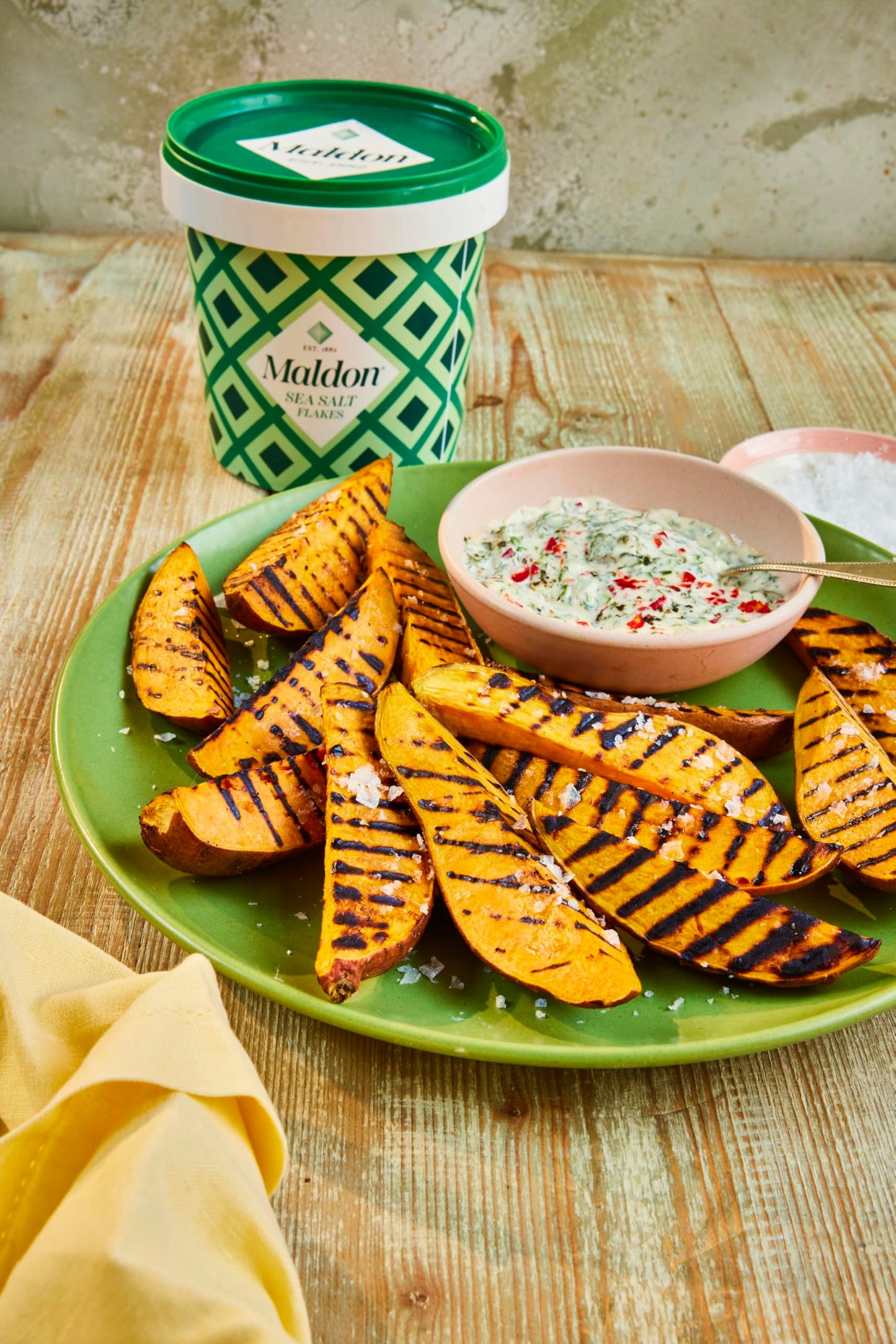 Maldon Salt, Sea Salt Flakes, 20 oz (570 g), Resealable Tub, Kosher, Natural, Handcrafted, Gourmet, Pyramid Crystals