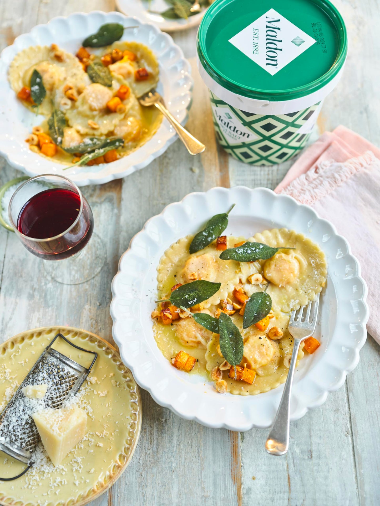 Maldon Salt, Sea Salt Flakes, 20 oz (570 g), Resealable Tub, Kosher, Natural, Handcrafted, Gourmet, Pyramid Crystals