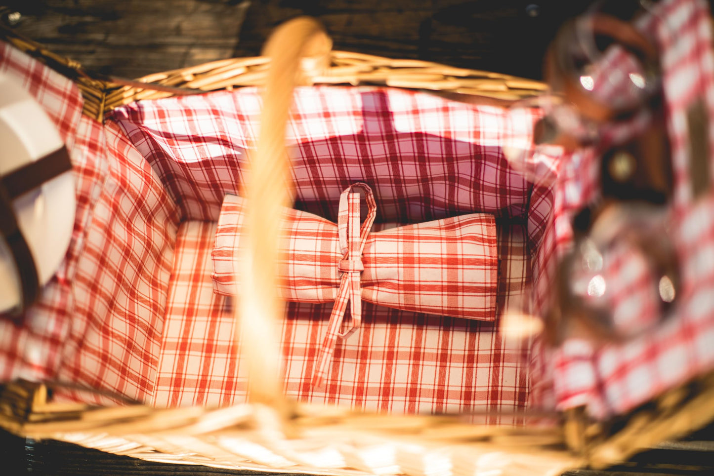 PICNIC TIME Piccadilly Picnic Basket, Romantic Picnic Basket for 2 - Includes Utensil Set, Glasses, Plates, and Wine Opener, (Red & White Plaid Pattern)