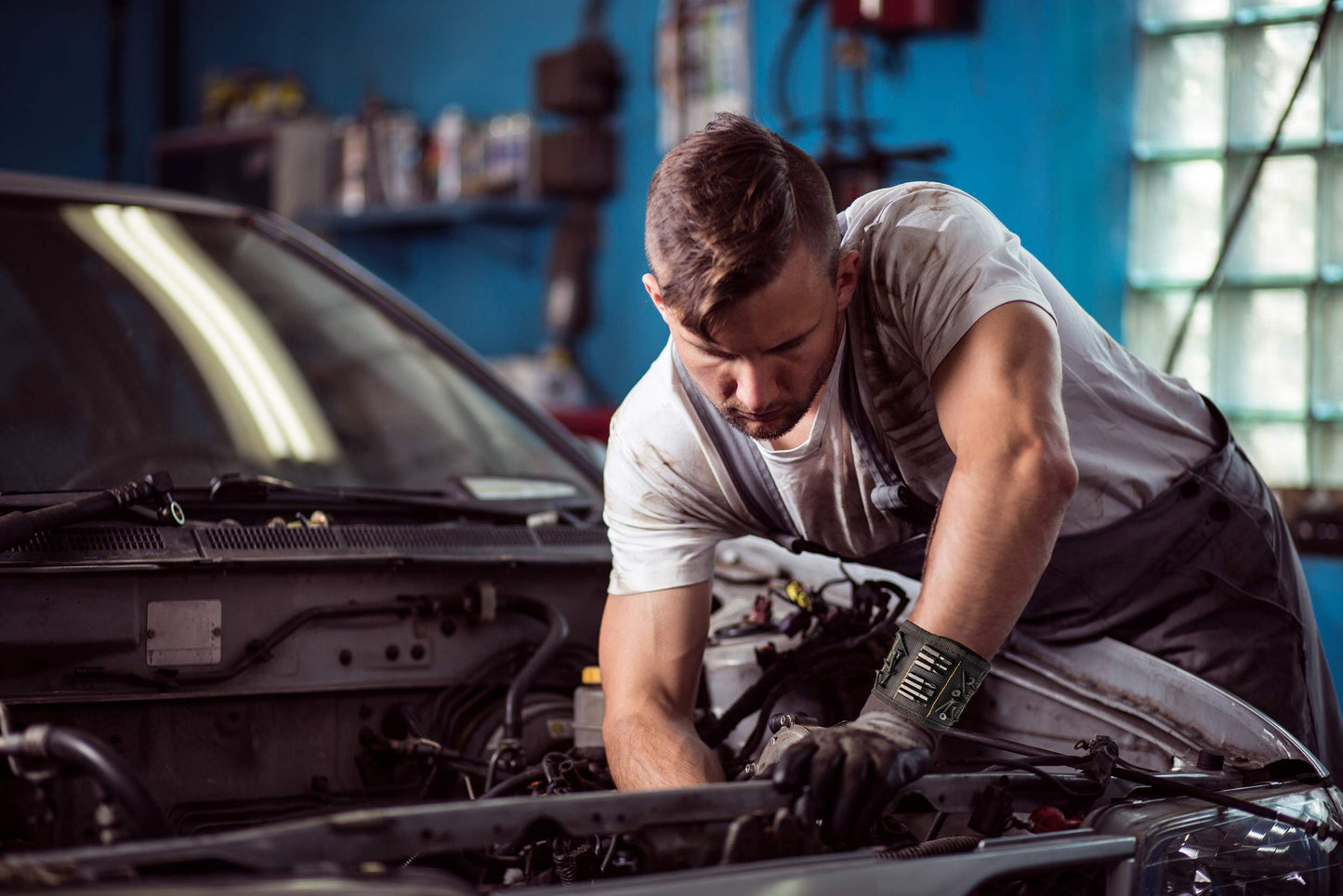 Magnelex Magnexpert Magnetic Wristband for Holding Screws, Nails and Drill Bits - Crafted from Ballistic Nylon with 15 Powerful Magnets, Stocking Stuffer for Men