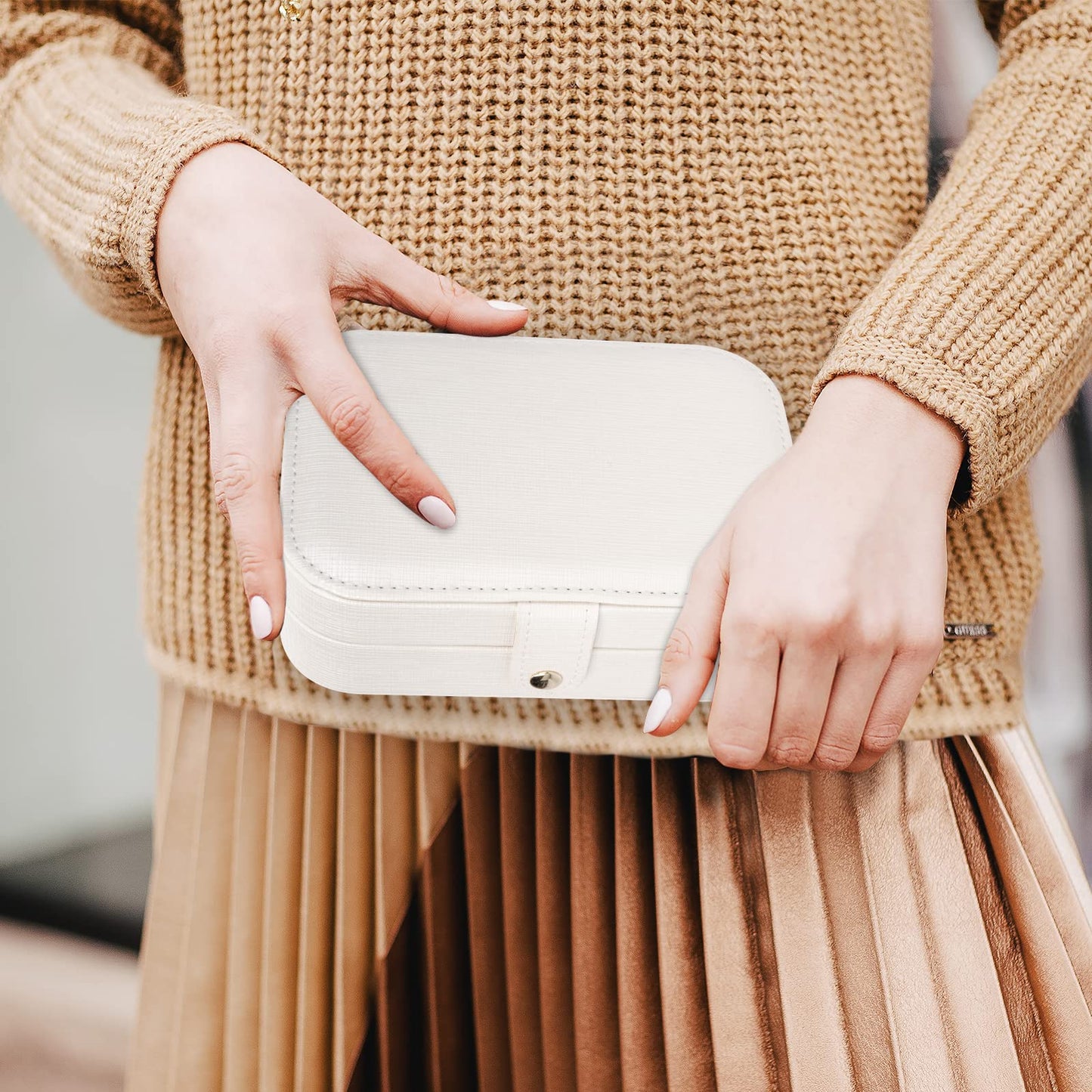 FEISCON Travel Jewelry Box, Jewelry Organizer for Girls Gift Small Jewelry Storage Box for Necklace Ring and Earrings Girls Jewelry Box/WHITE