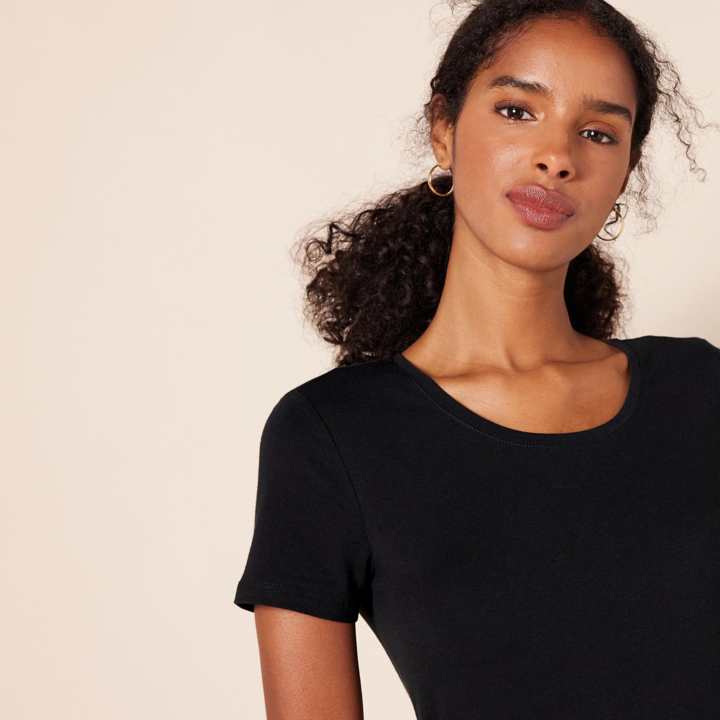 Amazon Essentials Women's Regular-Fit Short-Sleeve Crewneck T-Shirt, Pack of 2, Black, Medium