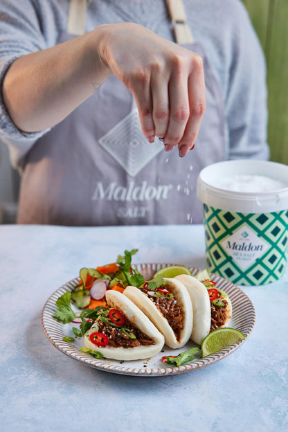 Maldon Salt, Sea Salt Flakes, 20 oz (570 g), Resealable Tub, Kosher, Natural, Handcrafted, Gourmet, Pyramid Crystals