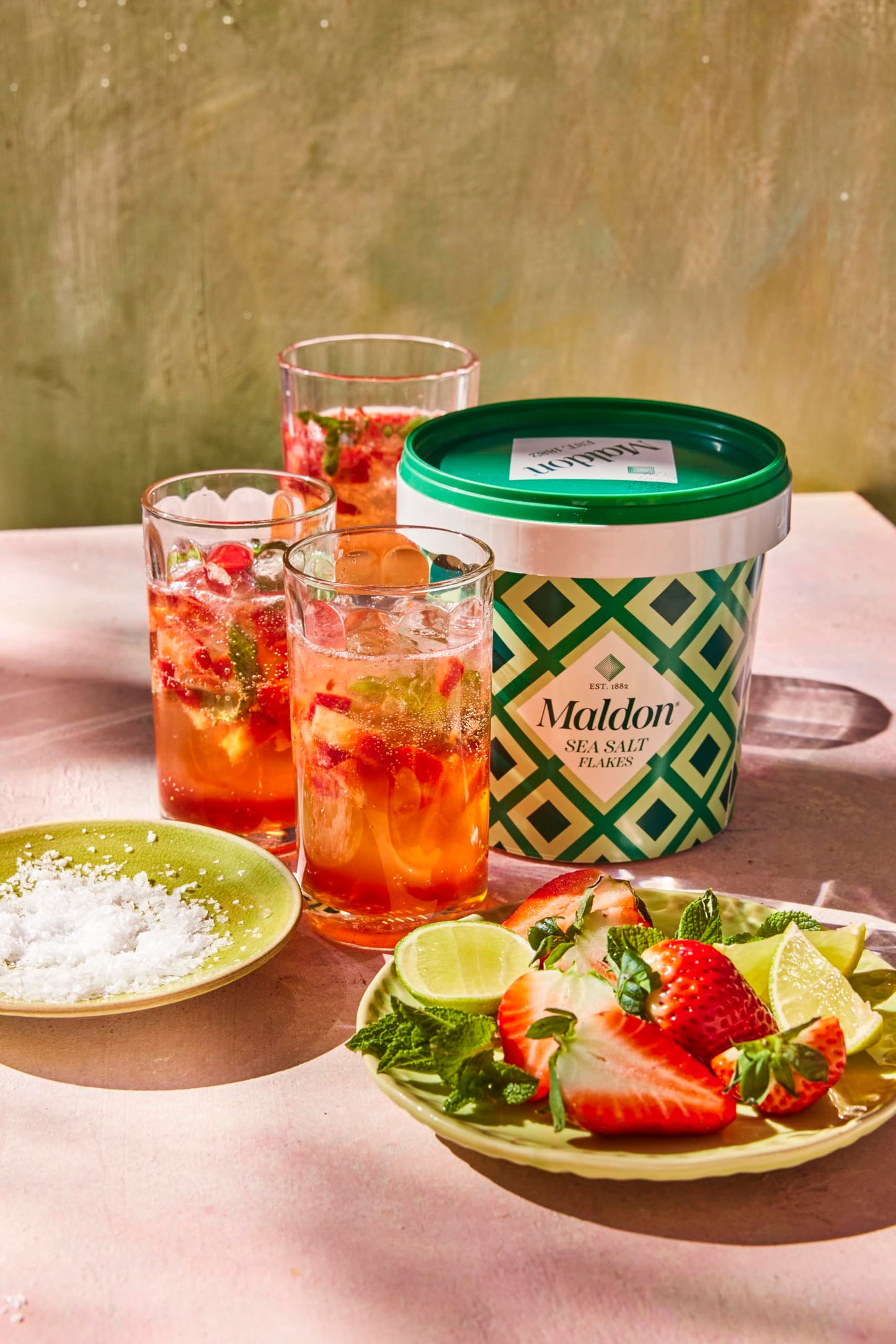 Maldon Salt, Sea Salt Flakes, 20 oz (570 g), Resealable Tub, Kosher, Natural, Handcrafted, Gourmet, Pyramid Crystals