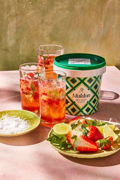 Maldon Salt, Sea Salt Flakes, 20 oz (570 g), Resealable Tub, Kosher, Natural, Handcrafted, Gourmet, Pyramid Crystals