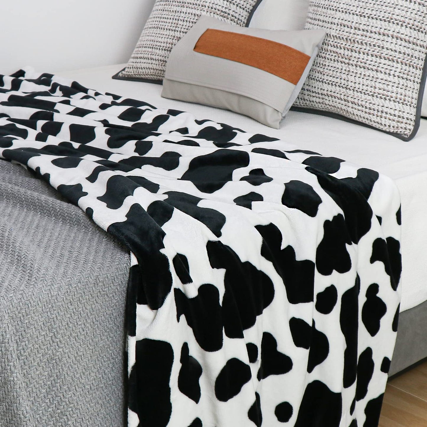 KIVEE Round Cow Print Blanket Throws Lightweight Fleece Soft Cozy Throw Blanket Fuzzy Warm Plush Cow Printed Blankets & Throws for Travel Chair Bedroom Living Room Sofa 50"x60"
