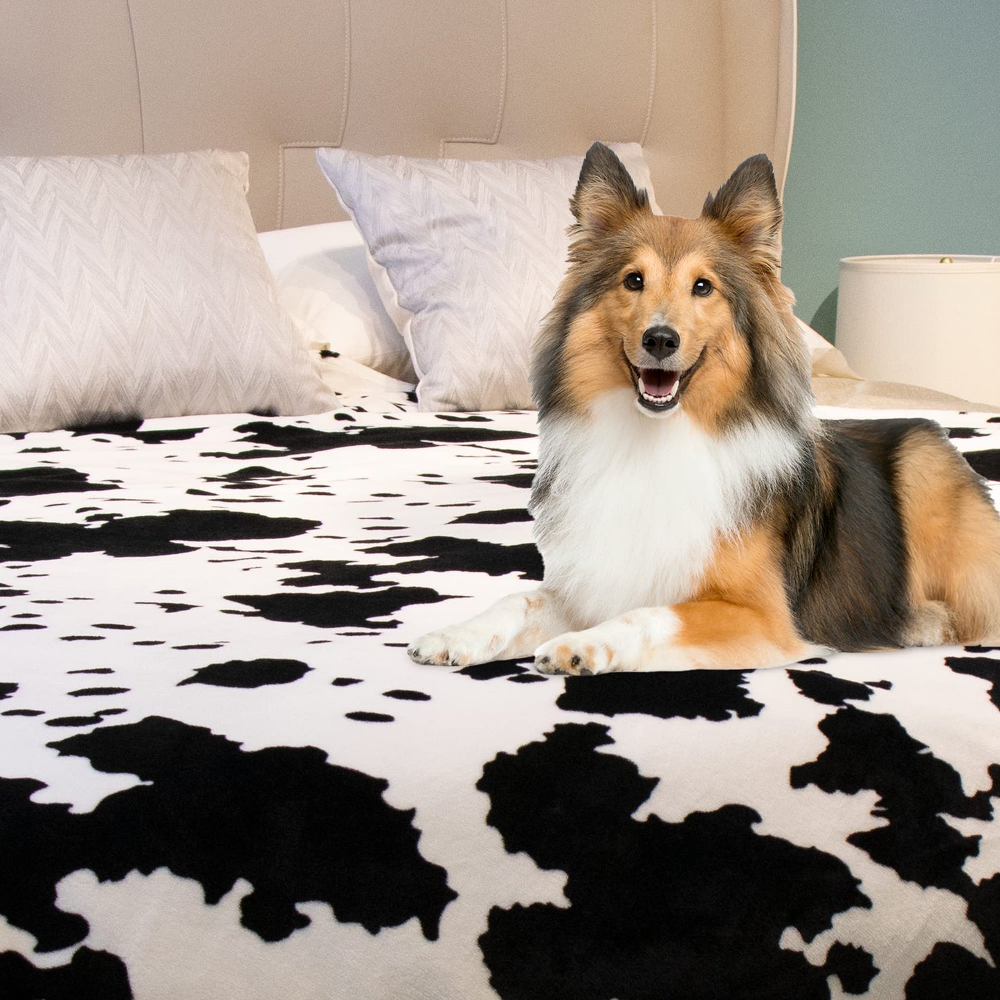 KIVEE Fleece Blankets King Size Cow Print Blanket for Bed Couch, Soft Cozy Fuzzy Large Blanket, Luxury King Size Cow Throw Blankets 108x90 Inches