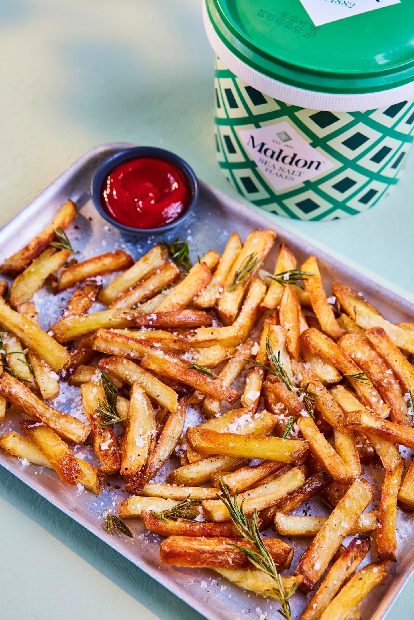 Maldon Salt, Sea Salt Flakes, 20 oz (570 g), Resealable Tub, Kosher, Natural, Handcrafted, Gourmet, Pyramid Crystals