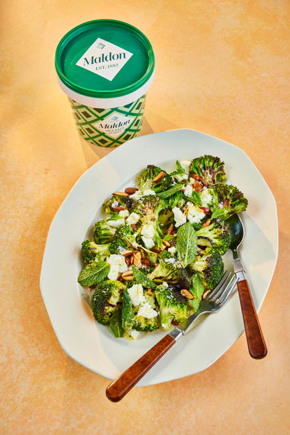 Maldon Salt, Sea Salt Flakes, 20 oz (570 g), Resealable Tub, Kosher, Natural, Handcrafted, Gourmet, Pyramid Crystals