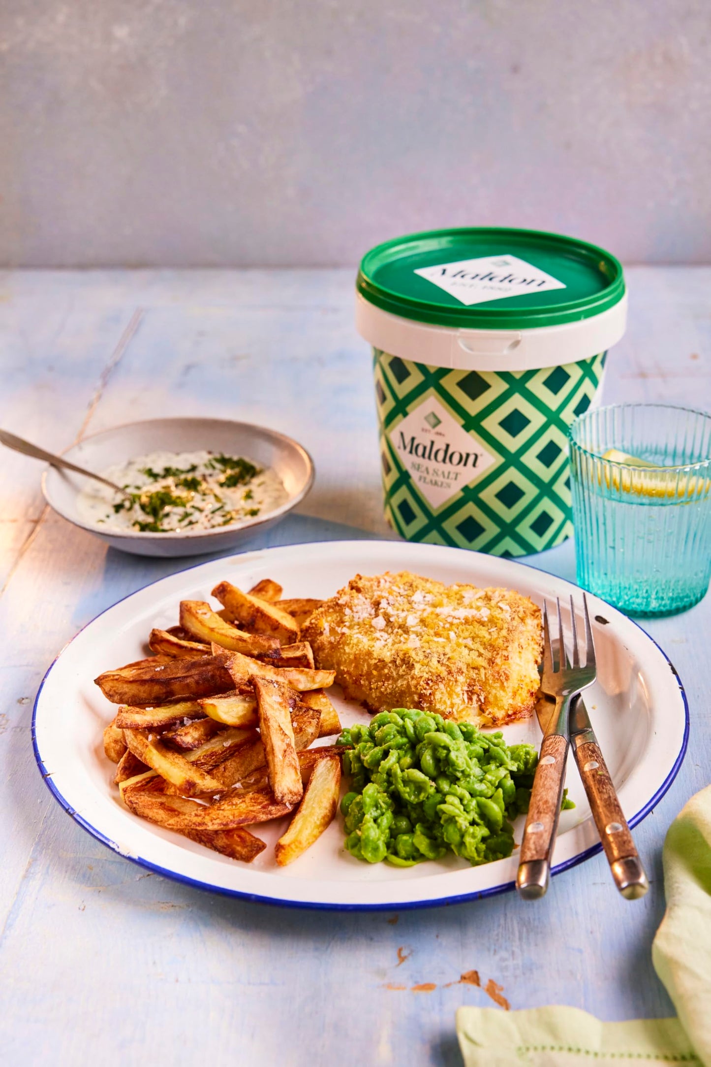 Maldon Salt, Sea Salt Flakes, 20 oz (570 g), Resealable Tub, Kosher, Natural, Handcrafted, Gourmet, Pyramid Crystals