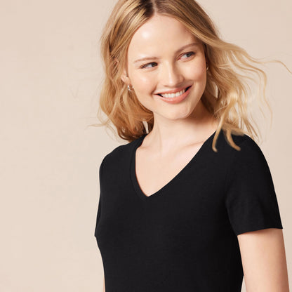 Amazon Essentials Women's Regular-Fit Short-Sleeve V-Neck T-Shirt, Pack of 2, Black/White, X-Small