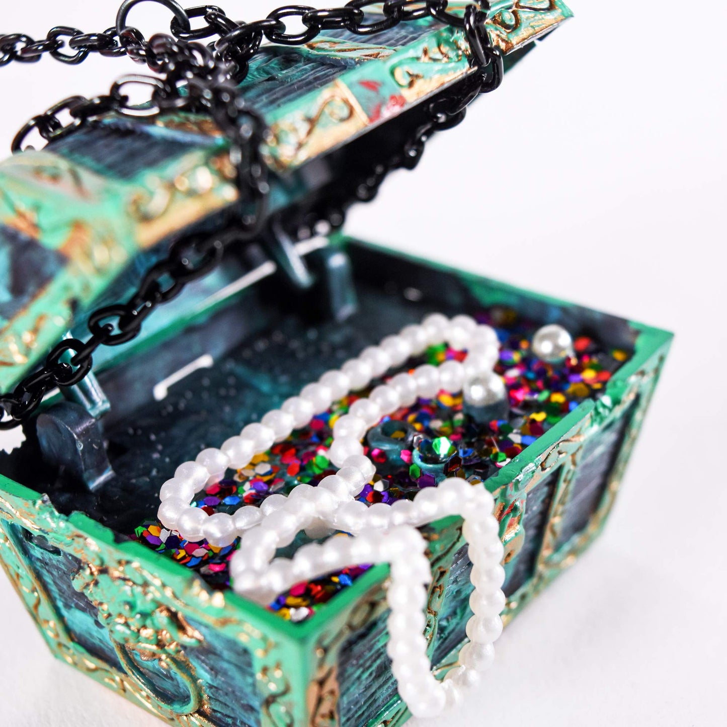 Penn-Plax Aquarium Decoration with Moving Treasure Chest, Floating Diver and Bubble Action, 4 Inches High