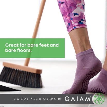 Gaiam 05-52204 Grippy Yoga Socks, Black/Grey, Medium/Large