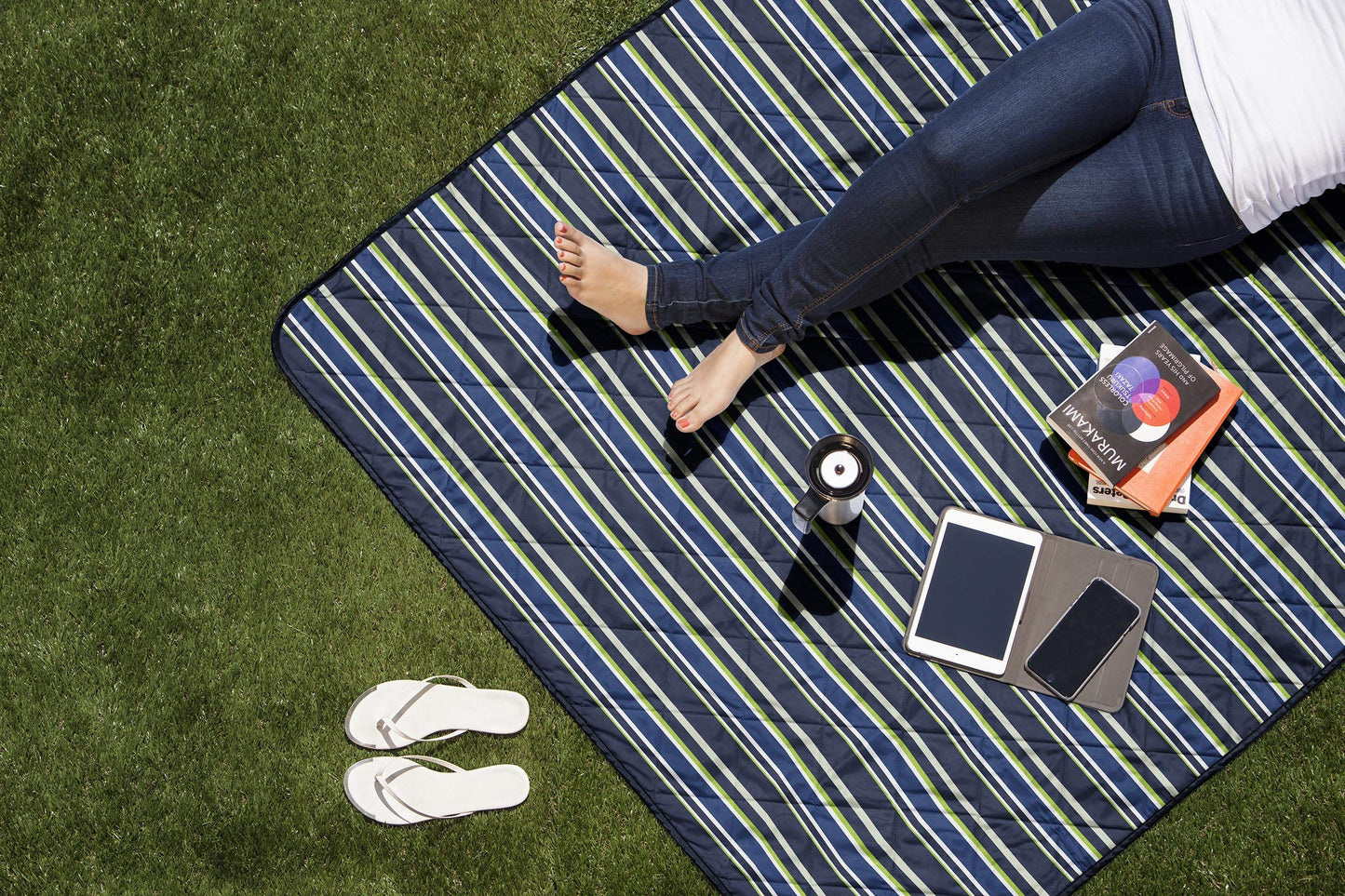 ONIVA - a Picnic Time brand - Vista Outdoor Picnic Blanket & Tote - Beach Blanket - Camping Blanket, (Blue Stripe Pattern with Navy Blue Exterior)