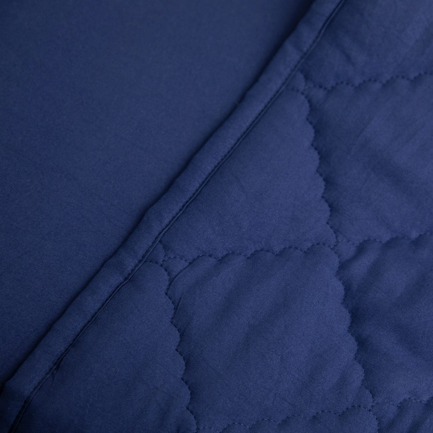 FLXXIE 4 Pieces Toddler Bedding Set, Soft and Breathable Microfiber Crib Sheet Set, Includes Quilted Comforter, Flat Top Sheet, Fitted Sheet, Envelope Pillow Case for Boys and Girls, Navy Blue